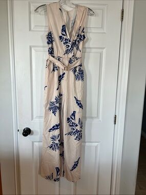 🌷6/$20🌷SHEIN Beige and Navy Floral V-Neck Jumpsuit